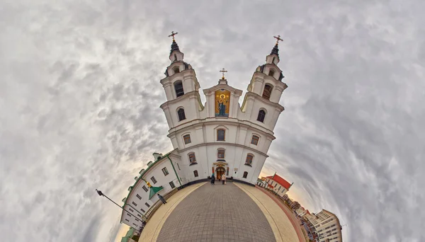 Fish-eye gebogen Panorama van de kathedraal van de Heilige Geest in Minsk — Stockfoto