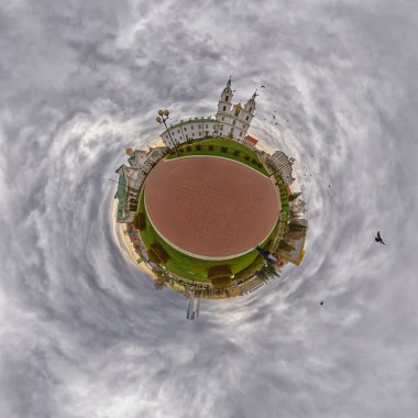 Svyato-Duhov (Aziz ruhu) Katedrali Minsk, Beyaz Rusya üzerinde uçan güvercinler ile küçük gezegen