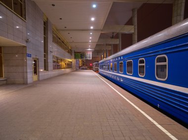 Gece tren istasyonunun Minsk, Beyaz Rusya'nın başkenti bir platformda Minsk-Moskova