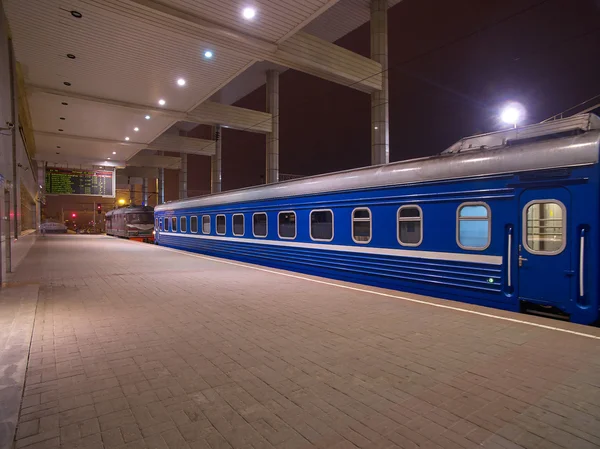 Trem noturno em uma plataforma — Fotografia de Stock