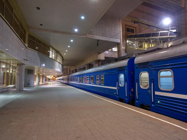 Treno notturno su una grande stazione della piattaforma — Foto Stock