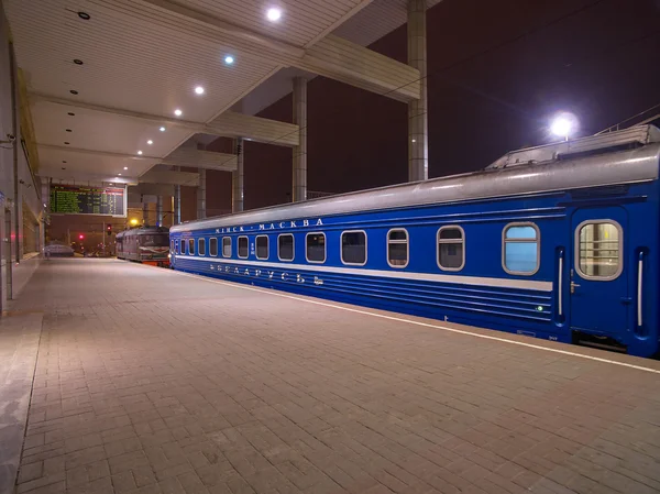 Tren nocturno Minsk-Moscú en una plataforma de la estación de Minsk, capital de Bielorrusia —  Fotos de Stock