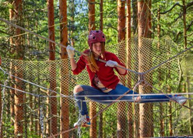 Genç kız bir orman halat Park Challenge