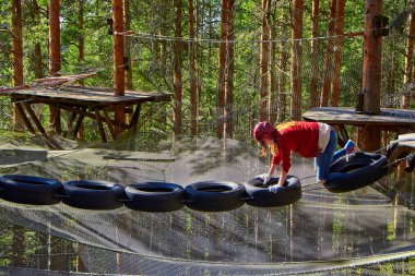 Genç kız bir orman halat Park Challenge