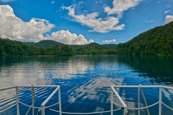 Jeziora Plitwickie łodzi wycieczkowych — Zdjęcie stockowe
