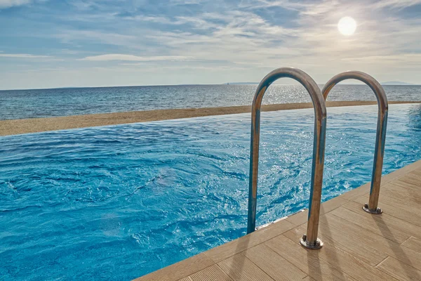 Astratto vista mare piscina sulla spiaggia al tramonto — Foto Stock