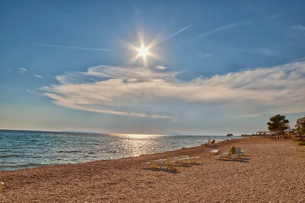 Leerer adriatischer Strand bei Sonnenuntergang — Stockfoto