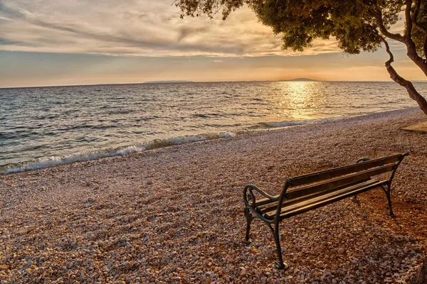 Romantische Strandbank bei Sonnenuntergang — Stockfoto