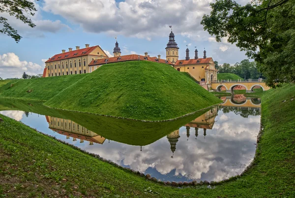 风景秀丽的涅斯维日城堡在白俄罗斯 — 图库照片
