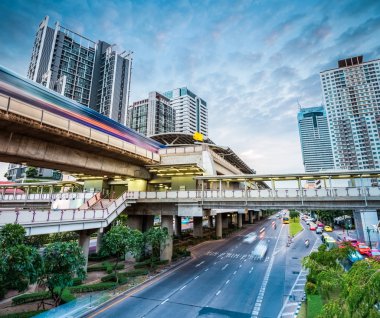 Bangkok Metro İstasyonu'na alacakaranlıkta