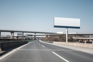 otoyolu yakınında, büyük reklam panoları