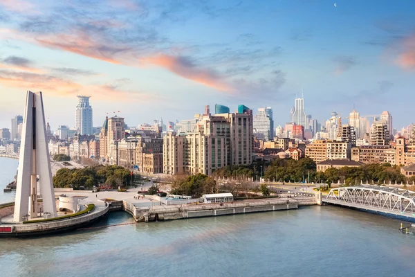 Shanghai bund i soluppgången — Stockfoto