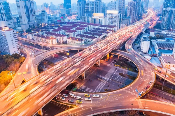 Nahaufnahme der Stadtautobahn bei Einbruch der Dunkelheit — Stockfoto