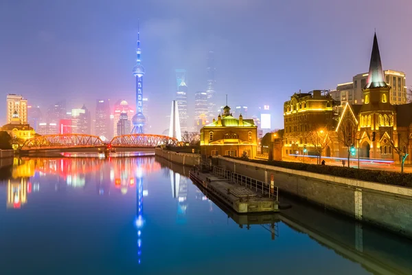 Visa Shanghais skyline från suzhou river — Stockfoto