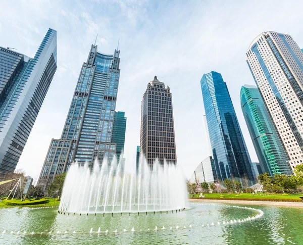 City fountain with modern buildings — Stock Photo, Image