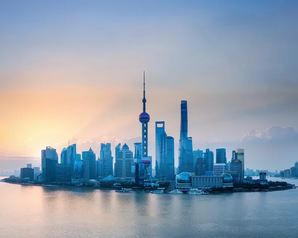 Shanghai skyline en el amanecer — Foto de Stock