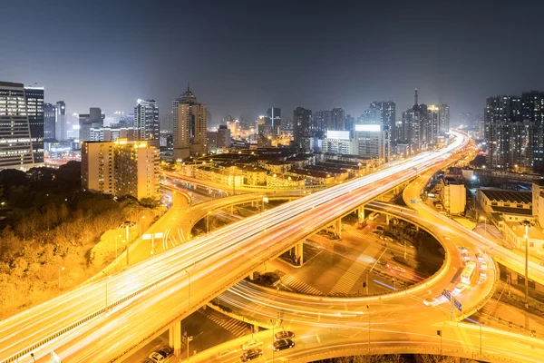 Ponte de separação de grau urbano à noite — Fotografia de Stock