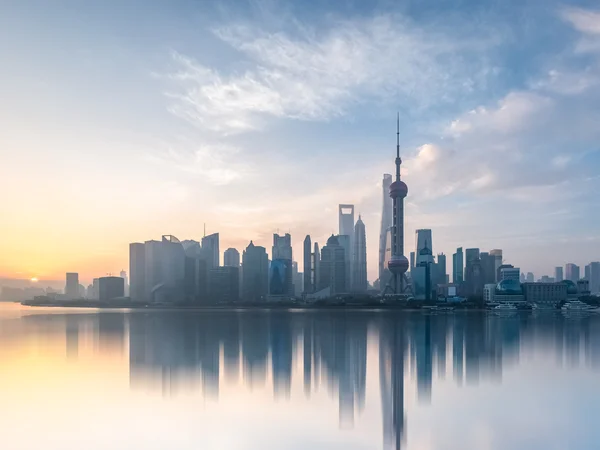 Shanghai skyline i soluppgång — Stockfoto