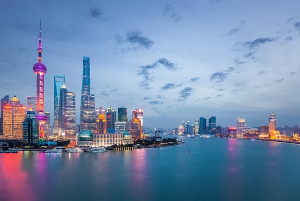 上海在夜幕降临 — 图库照片