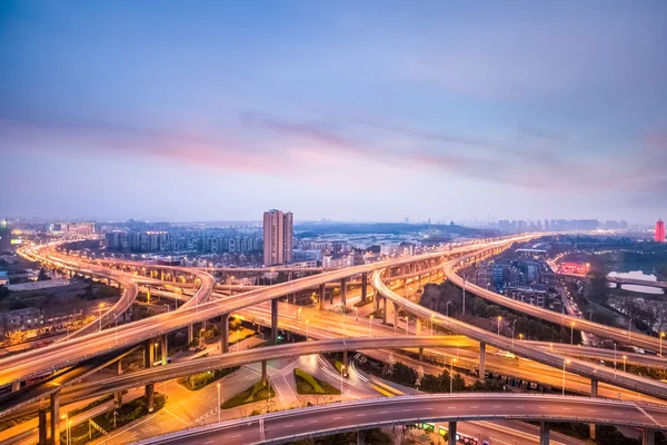 Nanjing échangeur de la ville à la tombée de la nuit — Photo