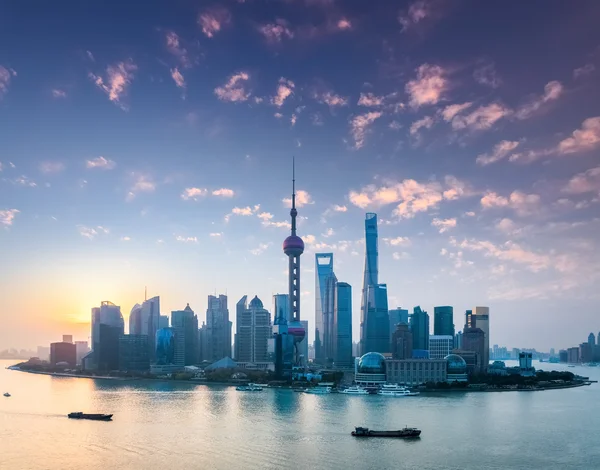 Shanghai horizonte con el brillo de la mañana — Foto de Stock