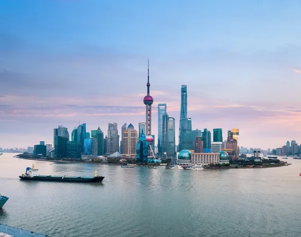 Skyline de Shanghai con el resplandor del atardecer — Foto de Stock