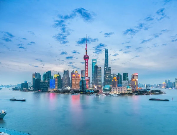 Mooie shanghai skyline in nightfall — Stockfoto