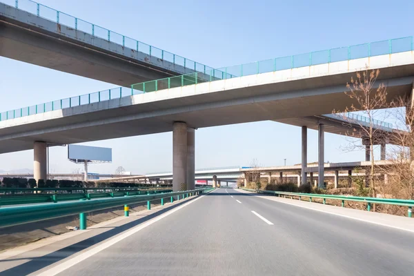 Autostrade moderne con cavalcavia autostradale — Foto Stock