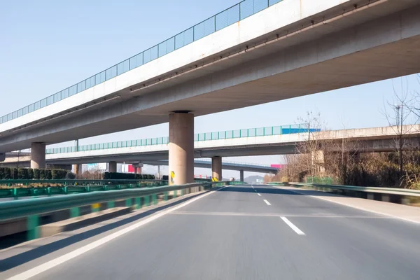 Auto-estradas modernas com viaduto — Fotografia de Stock