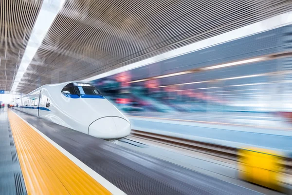 Hochgeschwindigkeitszug im modernen Bahnhof — Stockfoto