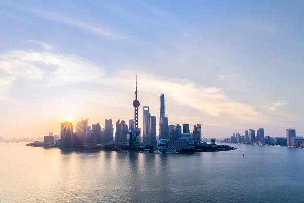 Shanghai skyline och huangpu floden i soluppgång — Stockfoto