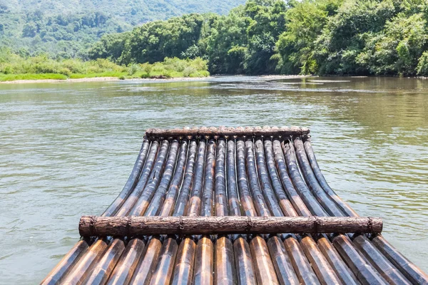 Bamboevlot in de stream — Stockfoto