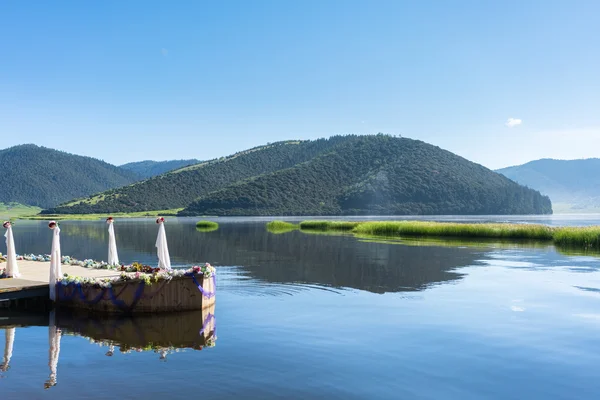Lago romântico em shangri-la — Fotografia de Stock