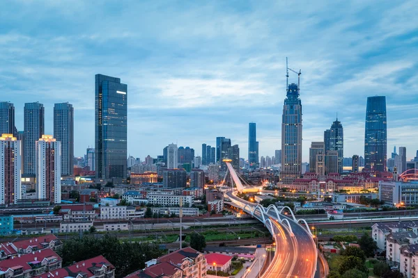 Tianjin cityscape alacakaranlıkta — Stok fotoğraf