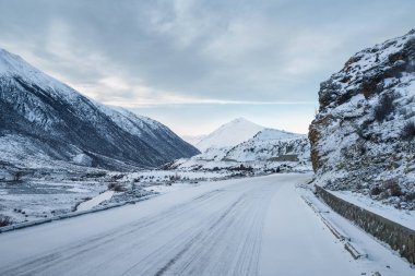 Karlı platoda yol, Tibet, Çin