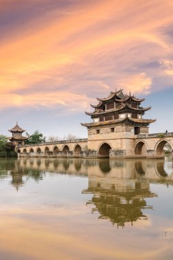 Alacakaranlıkta güzel çift ejderha köprüsü, Jianshui antik şehir, yunnan bölgesi, Çin