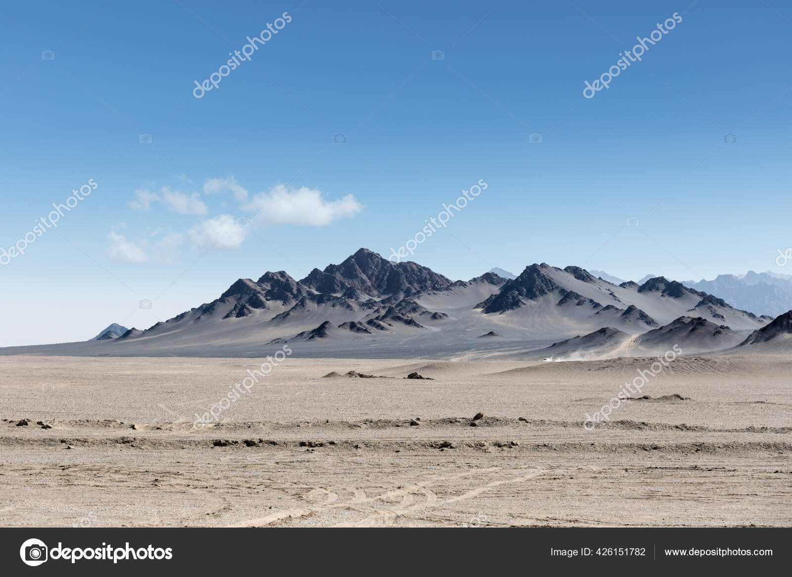 Paisaje Desértico Gobi Montañas Negras Contra Cielo Azul Prefectura Haixi —  Foto de stock #426151782 © chungking, image size:1600x1167