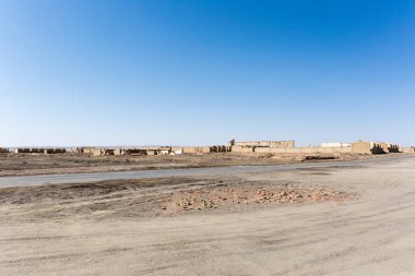 Soğuk Göl Petrol Üssü, Haixi Moğolluğu ve Tibet Özerk Bölgesi, Qinghai Bölgesi, Çin 'deki terk edilmiş bir kasabanın kalıntıları.