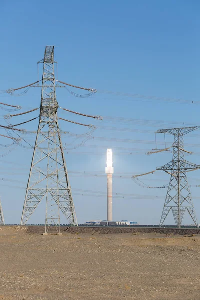 甘肃省敦煌市太阳热能发电熔盐塔和输电塔 — 图库照片
