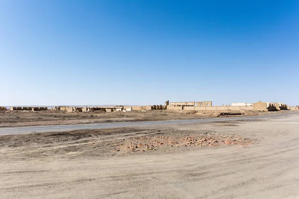 Soğuk Göl Petrol Üssü, Haixi Moğolluğu ve Tibet Özerk Bölgesi, Qinghai Bölgesi, Çin 'deki terk edilmiş bir kasabanın kalıntıları.