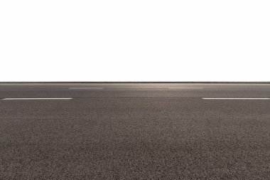 asfalt karayolu kırpma yolu ile beyaz üzerinde izole