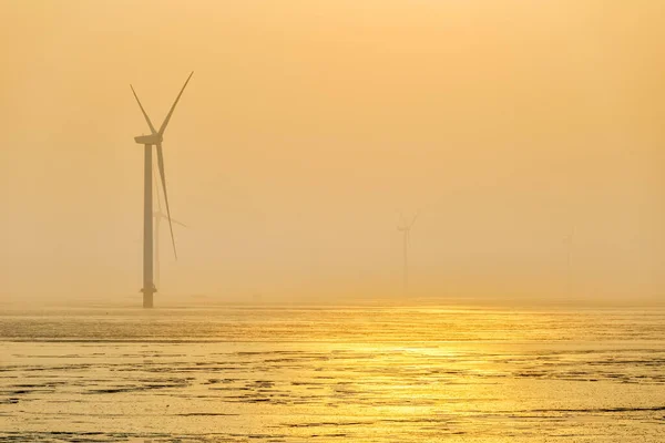 Větrná Farma Mlze Brzy Ráno Udržitelné Energetické Zázemí — Stock fotografie