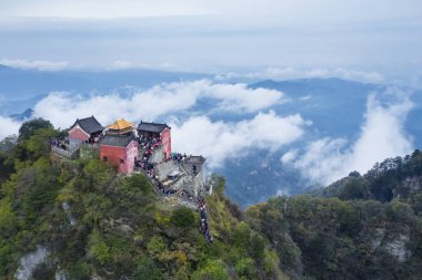 Wudang Dağları 'nın havadan görünüşü, en yüksek tepedeki altın saray, taoist kutsal topraklar, hubei bölgesi, Çin