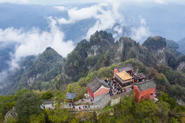 Vue Aérienne Paysage Montagneux Wudang Palais Doré Sur Haut Sommet — Photo