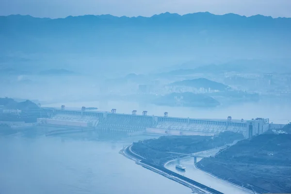 Barragem Três Desfiladeiros Anoitecer Com Tom Azul Cidade Yichang Província — Fotografia de Stock