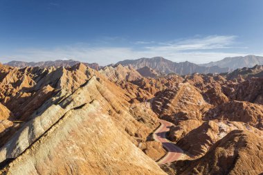 Zhangye Danxia Ulusal Jeoloji Parkı, Gansu Bölgesi, Çin 'deki güzel tepe manzarası ve dolambaçlı yol..