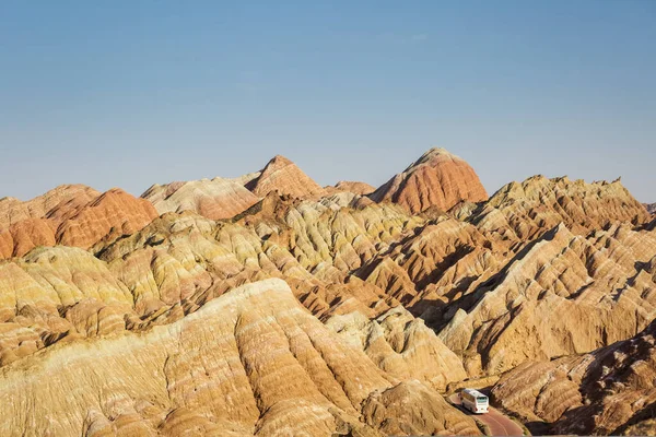 Gyönyörű Dombos Táj Busz Zhangye Danxia Nemzeti Geológiai Park Gansu — Stock Fotó