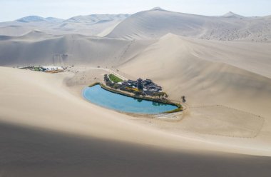 Yukardan güzel bir hilal gölü, ipek yoldaki ünlü turizm merkezi, Dunhuang şehrindeki çöl harikaları, Gansu bölgesi, Çin.