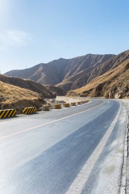 Qinghai eyaletinin sonbahar platosunda dolambaçlı bir yol, Çin