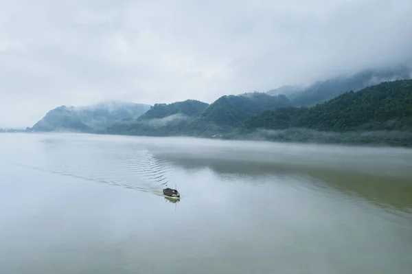 Widok Lotu Ptaka Rzekę Fuchun Mgłą Miasto Hangzhou Prowincja Zhejiang — Zdjęcie stockowe